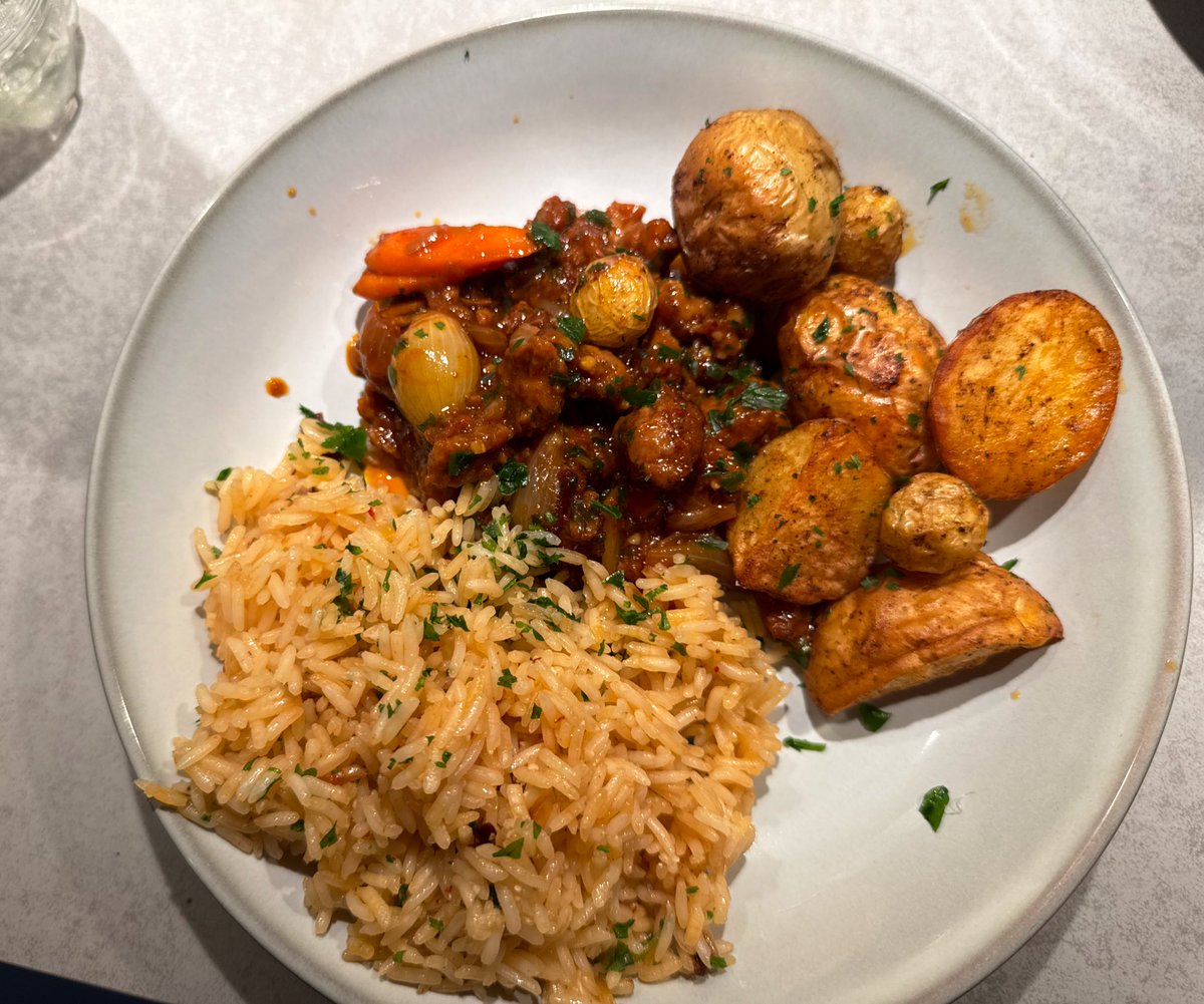 Idag blev det en riktig kylskåpsrensning!
Chorizo(färsk), krispig potatis, ris och en slags reducering av lite sött / syrligt / saltigt osv.

Mycket trevligt.

God kväll gott folk❤️