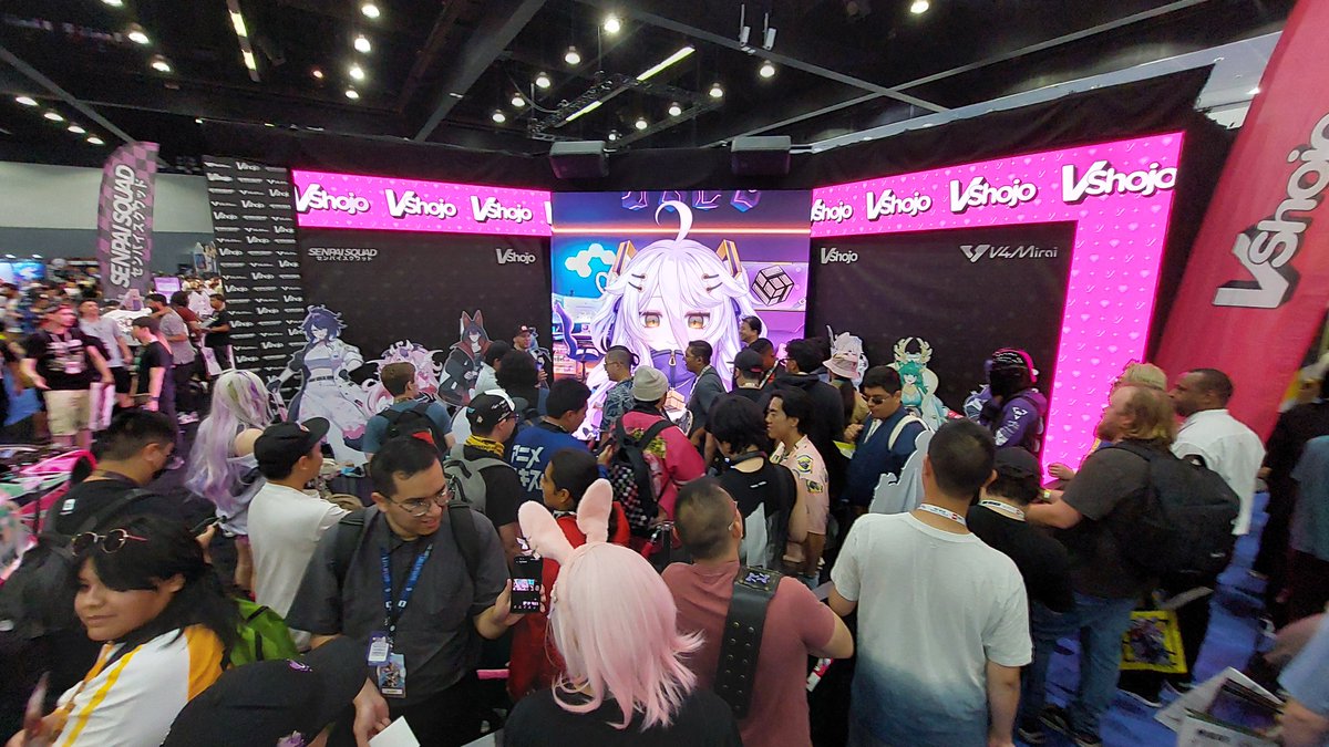LC_Lapen's tweet image. Looking at these VShojo photos from just the last few years at AX feels so surreal now
Like being on the deck of the Titanic before the iceberg