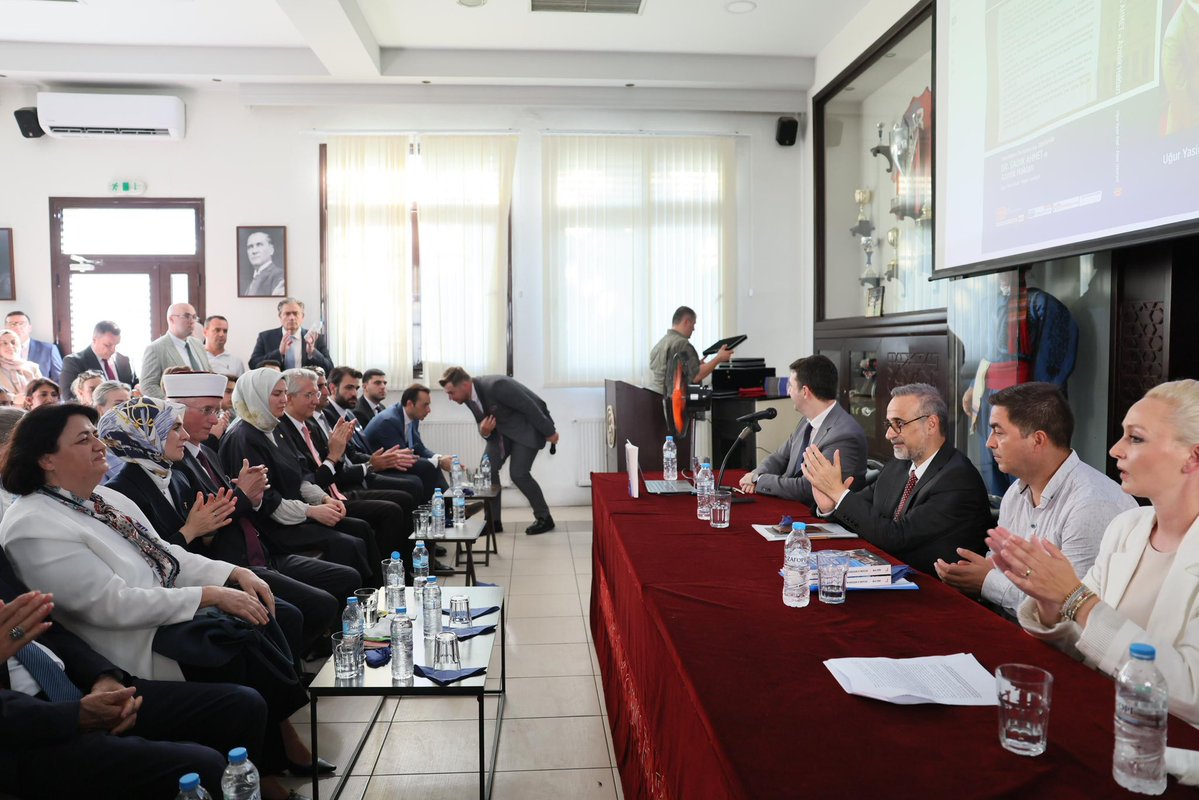 tcailesosyal's tweet image. 📍Gümülcine
Bakanımız Sn. Mahinur Özdemir Göktaş, Batı Trakya Türklerinin kahramanı Dr. Sadık Ahmet anısına kaleme alınan “Yunanistan Parlamentosu Zabıtlarında Dr. Sadık Ahmet ve Azınlık Hakları Mücadelesi” adlı kitabın tanıtımına katıldı.
Ardından düzenlenen "Vefatının 30. Yıl…