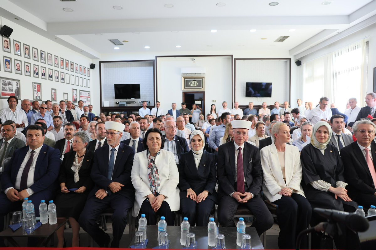 tcailesosyal's tweet image. 📍Gümülcine
Bakanımız Sn. Mahinur Özdemir Göktaş, Batı Trakya Türklerinin kahramanı Dr. Sadık Ahmet anısına kaleme alınan “Yunanistan Parlamentosu Zabıtlarında Dr. Sadık Ahmet ve Azınlık Hakları Mücadelesi” adlı kitabın tanıtımına katıldı.
Ardından düzenlenen "Vefatının 30. Yıl…