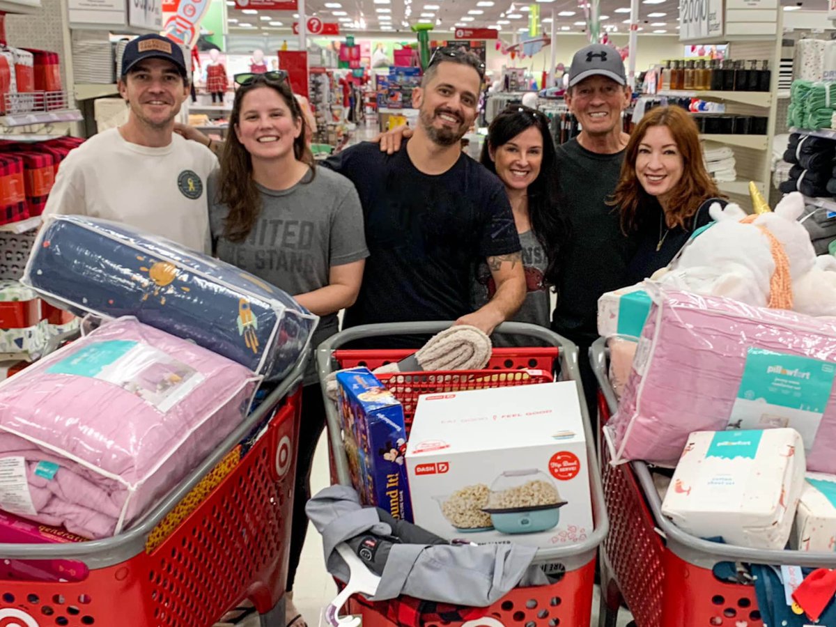 BootCampaign's tweet image. Make July a bit more merry by shopping for the 750+ military family members we will support this holiday who are experiencing a hardship.
Our Seasons of Service Program makes a lasting impact & it wouldn't be possible without YOU!
🇺🇸🎁➡️bootcampaign.org/seasonsofservi…
#ChristmasinJuly