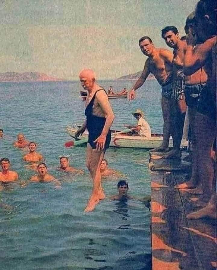 Atatürk Florya da yüzerken başbakan İsmet İnönü gelir, Atatürk ona Seslenir.

- İsmet gel yarışalım.
İsmet İnönü kollarını iki yana açarak,

- Paşam ben yüzme bilmem ki.

Atatürk :
- Sana bir hafta süre veriyorum,
   bir hafta sonra yarışacağız. 

İsmet İnönü Heybeliada'daki