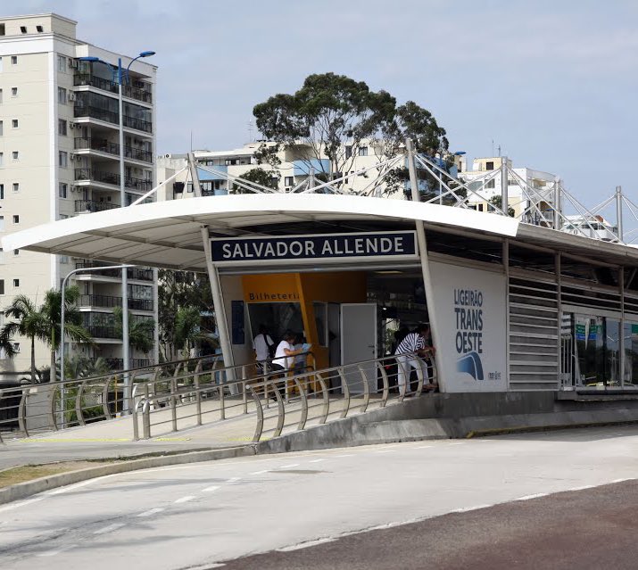 pegoncalves's tweet image. Pedro Pascal tem ligação com uma estação de BRT no Rio de Janeiro.
O astro de Hollywood é parente do politico chileno Salvador Allende, que é nome de avenida na Zona Oeste da cidade.