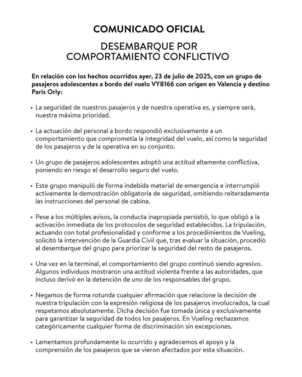 gcapdevila's tweet photo. Vueling ha publicat el comunicat sobre l'afer dels nens jueus en català, castellà, anglès i francès. Endevineu quina versió ha triat el TN per mostrar-lo en pantalla? 🤦🏻‍♂️ https://t.co/xAz0ZRubgm