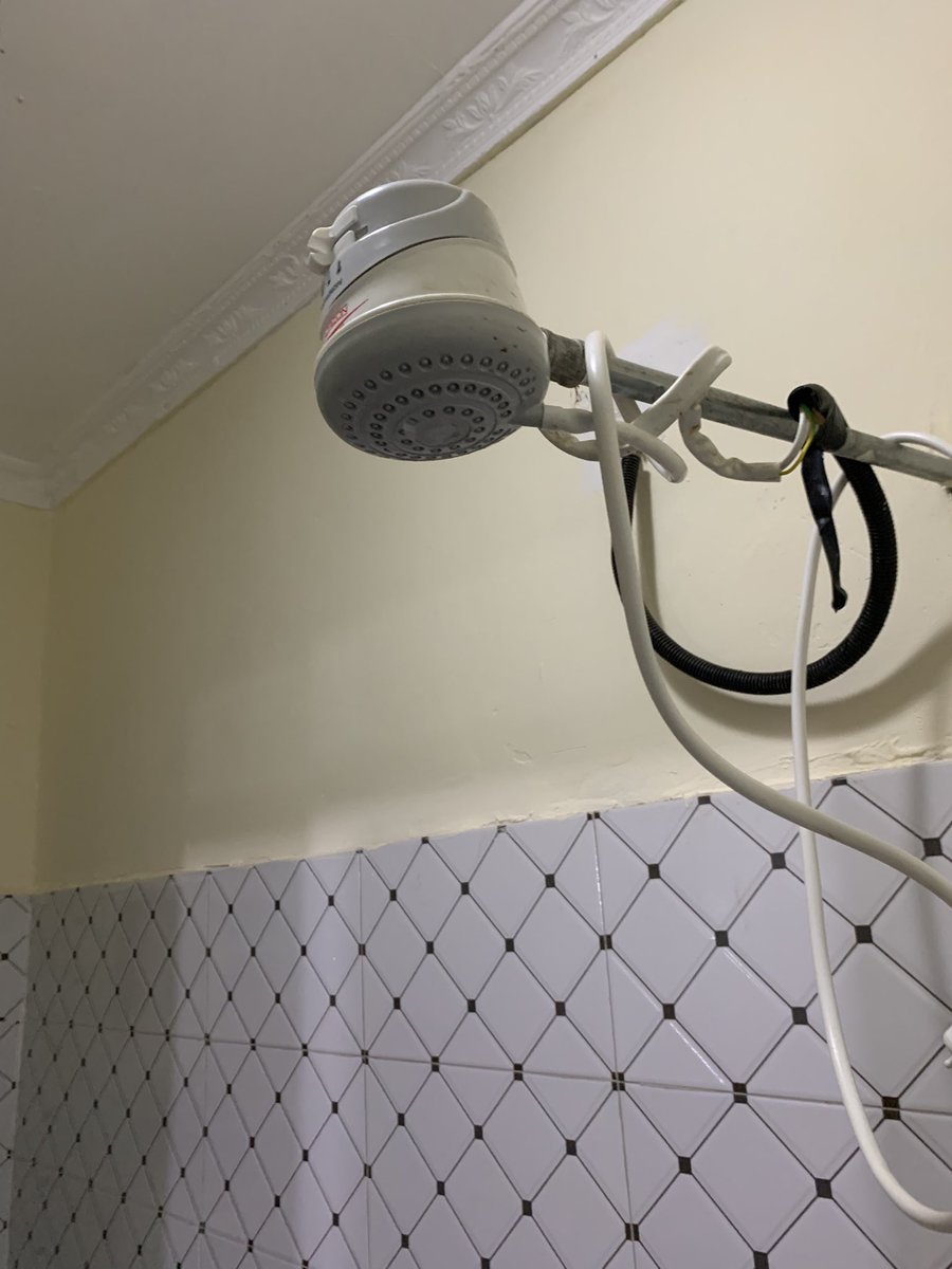 BrianVags's tweet image. Leo shower ingenipeleka zayuni Weeh nipata phobia ya kuoga na shower Hizi bedsitter si mchezo