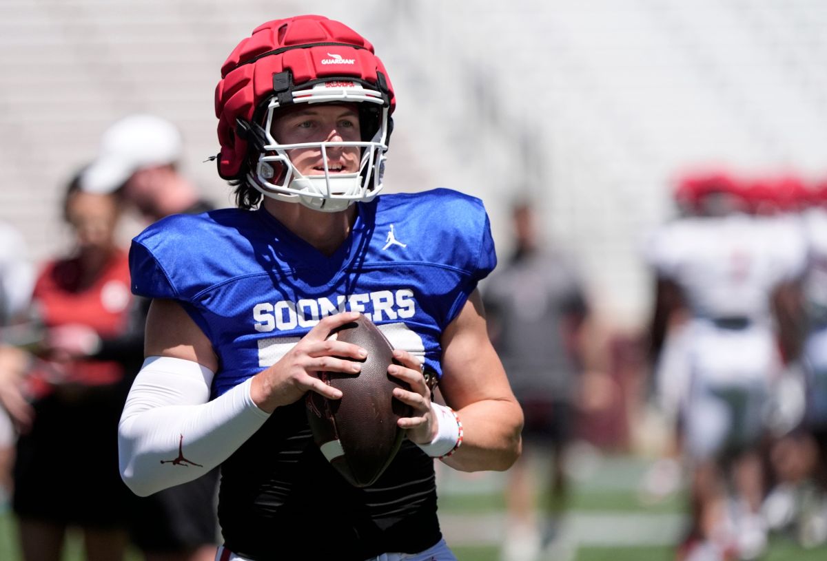 BPrzybylo's tweet image. “He’s an answer and a problem. An answer for our team and a problem for whoever he is going up against." - #OU DT coach Todd Bates
How #Sooners QB John Mateer has helped the defense since arriving in Norman.
on3.com/teams/oklahoma…