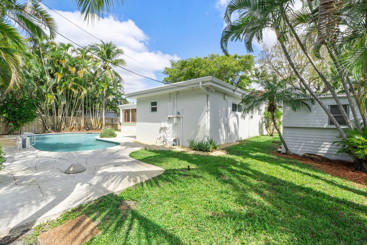 EvaOliverMiami's tweet photo. Price Adjustment | Open Sun. July 27th From 3-5pm | 5300 Adams St. - Wow!This lovely Hollywood Hills home has 3 beds, 2 baths, and 1,879 LA SF, and is an impeccably maintained home on an oversized 9,003 SF lot with a two-car garage.Copy or click this link:https://t.co/9uClo5hRSF https://t.co/WjGUy3ByuM