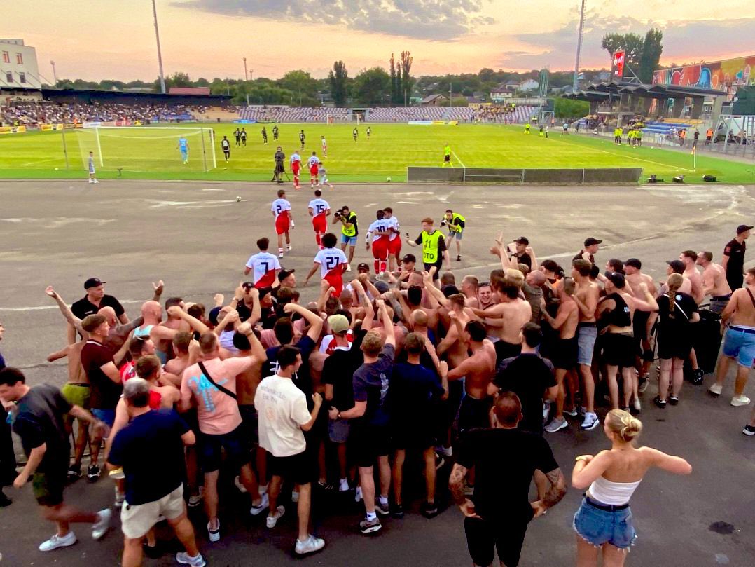 WITH A THOUSAND OF REDS! 🔴

WE’RE GONNA PISS ON YOUR HEADS!

CAUSE FC UTREG IS GOING EUROPE! 🙌🇪🇺 #fcutrecht #sheUTR