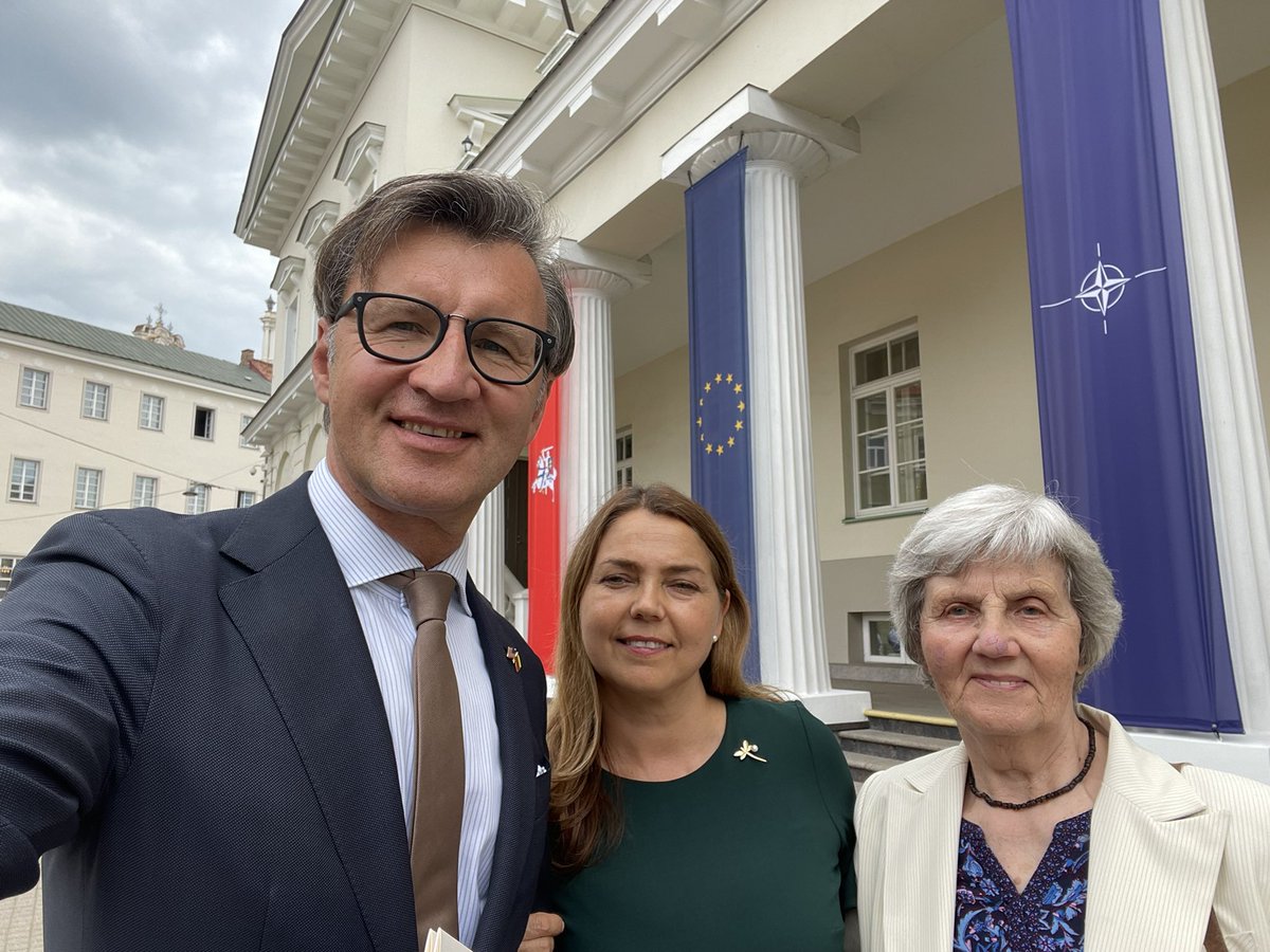 varvuolis's tweet image. It was my great honor & privilege today to receive diplomatic credentials from President @GitanasNauseda, to represent 🇱🇹 in the 🇺🇸. Rest assured that I’ll give my very best for this mission and I am greatful to my wife Rasa & my mother for accompanying me at this solemn ceremony