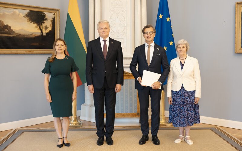 varvuolis's tweet image. It was my great honor & privilege today to receive diplomatic credentials from President @GitanasNauseda, to represent 🇱🇹 in the 🇺🇸. Rest assured that I’ll give my very best for this mission and I am greatful to my wife Rasa & my mother for accompanying me at this solemn ceremony