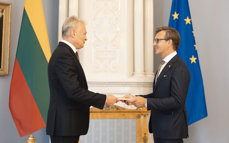 varvuolis's tweet image. It was my great honor & privilege today to receive diplomatic credentials from President @GitanasNauseda, to represent 🇱🇹 in the 🇺🇸. Rest assured that I’ll give my very best for this mission and I am greatful to my wife Rasa & my mother for accompanying me at this solemn ceremony