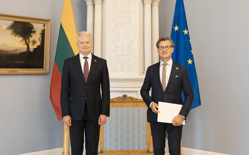 varvuolis's tweet image. It was my great honor & privilege today to receive diplomatic credentials from President @GitanasNauseda, to represent 🇱🇹 in the 🇺🇸. Rest assured that I’ll give my very best for this mission and I am greatful to my wife Rasa & my mother for accompanying me at this solemn ceremony