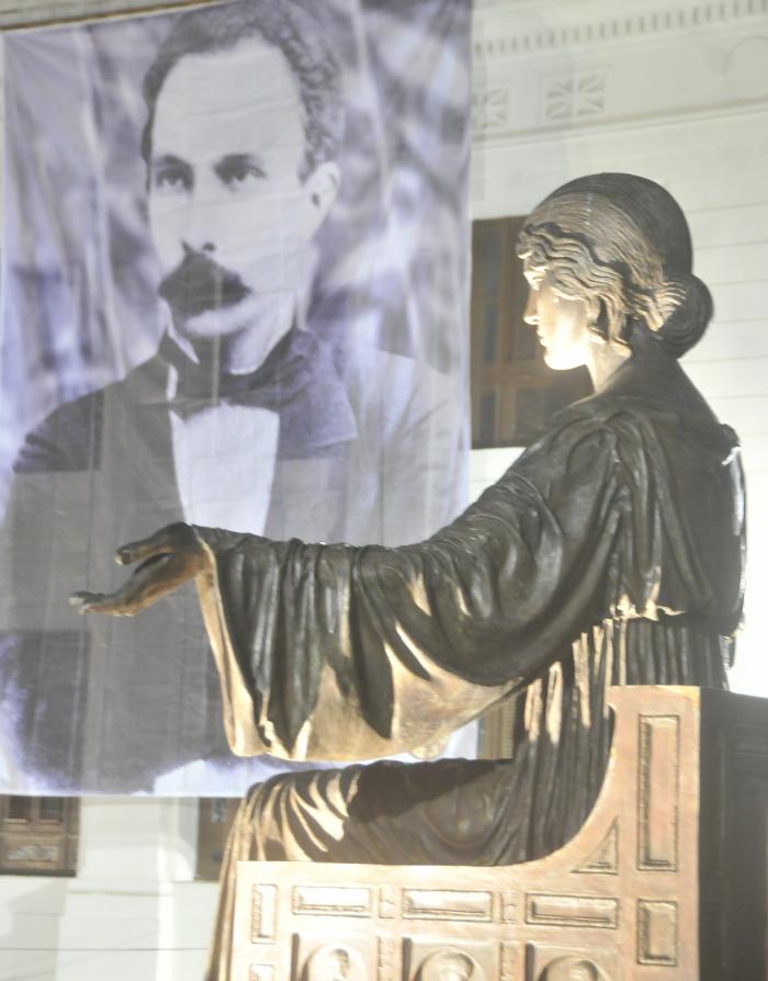 «Cuba, una vez más, vuelve a ser retada por una agresiva política imperial que pretende doblegarnos mediante mentiras y presiones económicas. Pero nuestra historia nos ha enseñado que, frente a estas embestidas, hay una respuesta invencible: la unidad». #CubaEstáFirme.