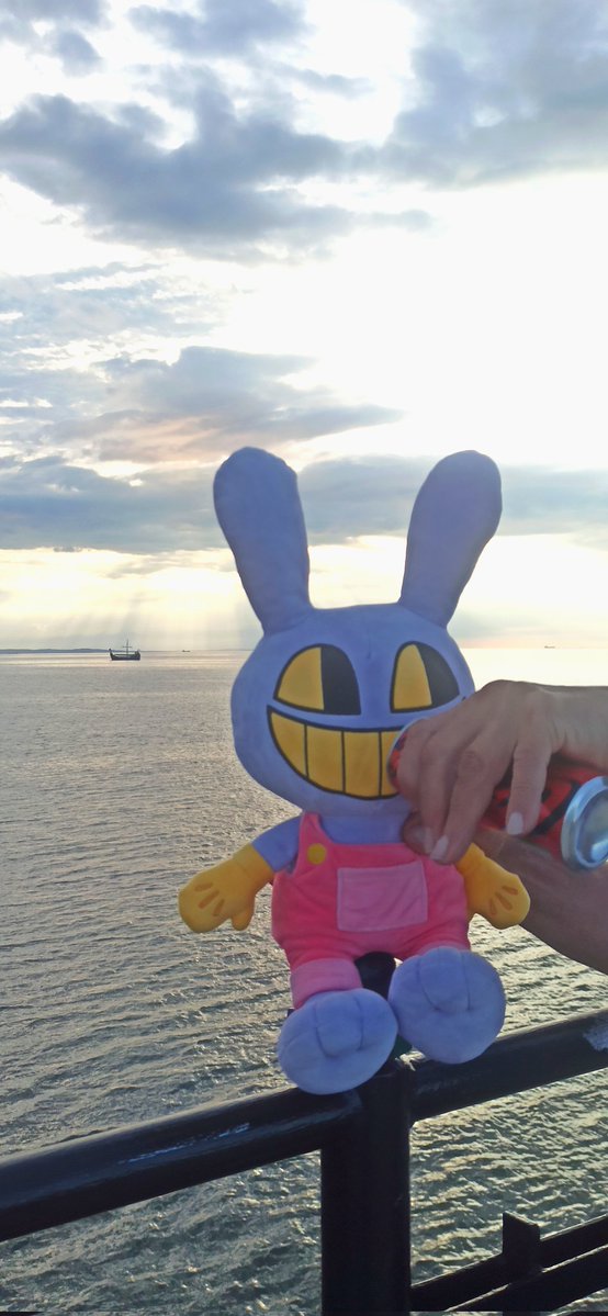 Glassofdrywater's tweet image. I asked my dad to hold Jax for a picture and he gave him some of my coca-cola 😭😭
Also some random kids recognized Jax and I don't know if i should be happy that someone did or be worried about them watching stuff like that 💔💔
#Jax #TADC