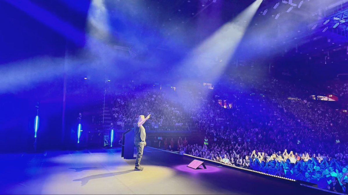 What an amazing crowd. #Mortality Ciao, Milan. I ❤️ You.