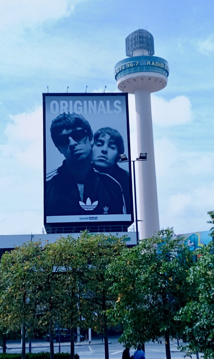 CFCROYALBLUE's tweet image. Scousers must be well pleased with this greeting them outside Lime Street #shithousery