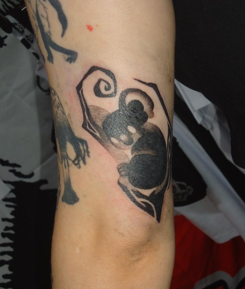 caimsalimen's tweet image. tatuagy by eu