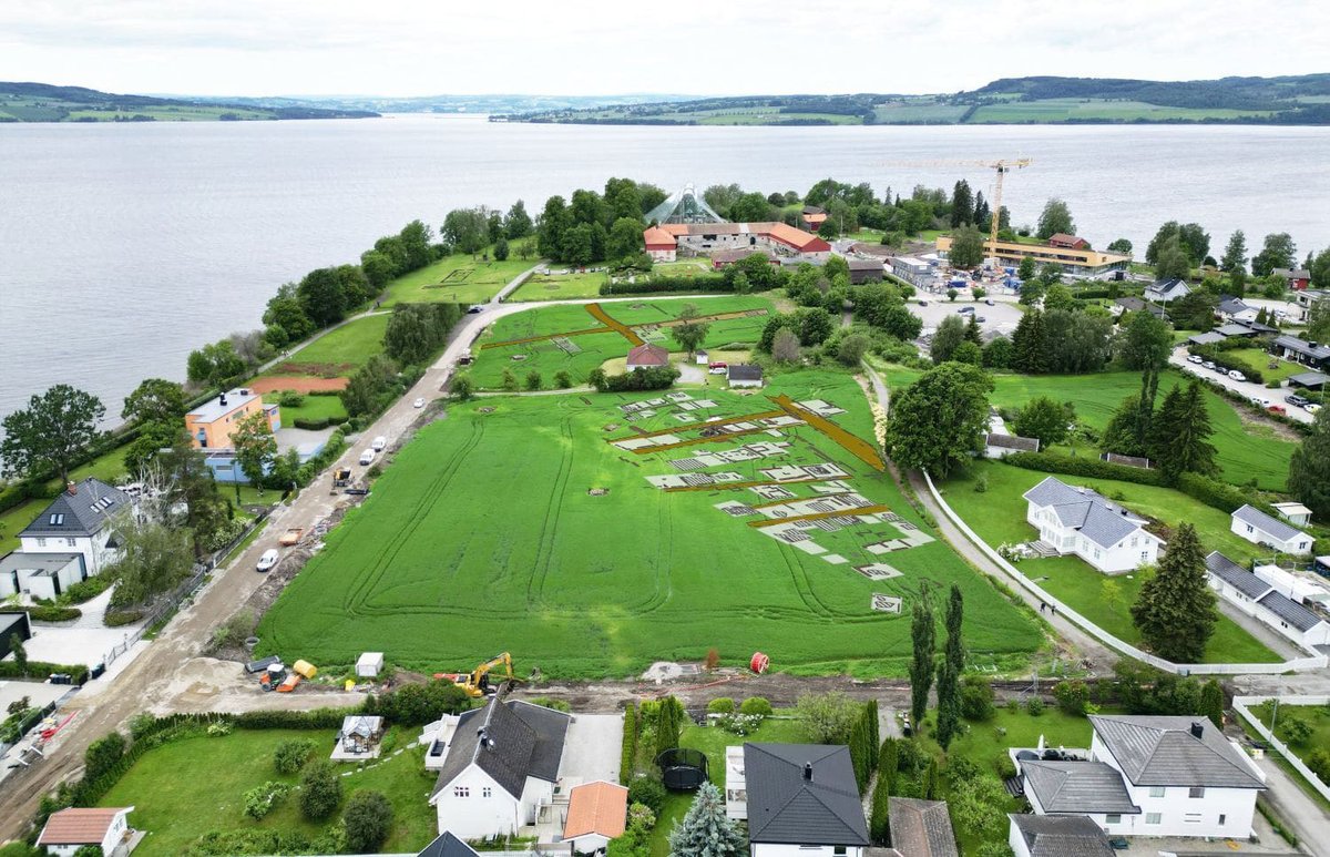 archaeologymag's tweet image. In the Norwegian field of Kringkastingsjordet, archaeologists have discovered signs of a buried medieval Norwegian town known as Hamarkaupengen, thought to be founded in the 11th century and recorded in the 16th-century Chronicle of Hamar.
archaeology.org/news/2025/07/1…