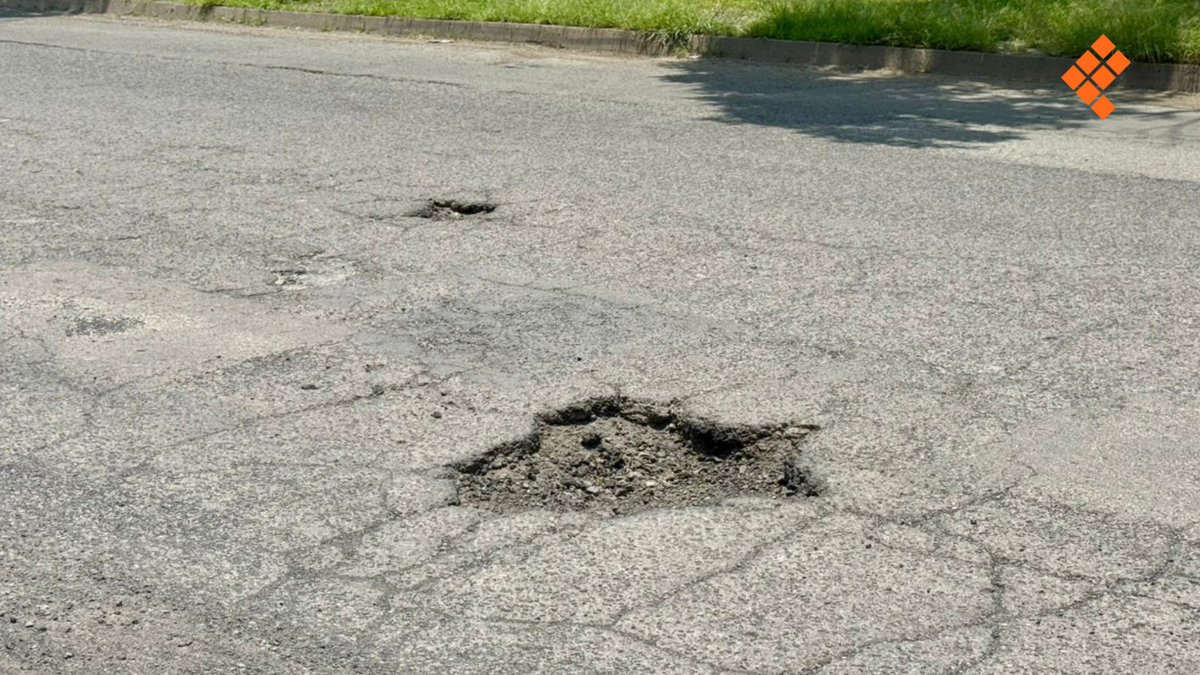 QuadratinVial's tweet image. 😳 ¡Verdaderos cráteres! De esta manera, se ven algunas vialidades en Ciudad Industrial, llenas de baches.
🚗 Sin duda un riesgo para aquellos que circulan por la zona. 👇
📷: Alejandra Macedo/Quadratín Michoacán.