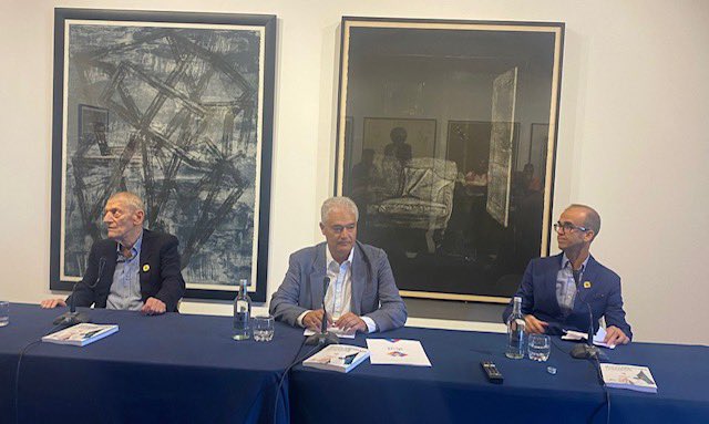 tias_foro's tweet image. #CICAR #AyuntamientodeTias 
Gracias 🙏🏻 a quienes hicieron posible en la sala-de arte, ermita de San Antonio en Tias, la Presentación del libro “North Americans With Roots in Lanzarote” de José Juan Romero, como homenaje a Larry Yazkiel, vecino de Tías.