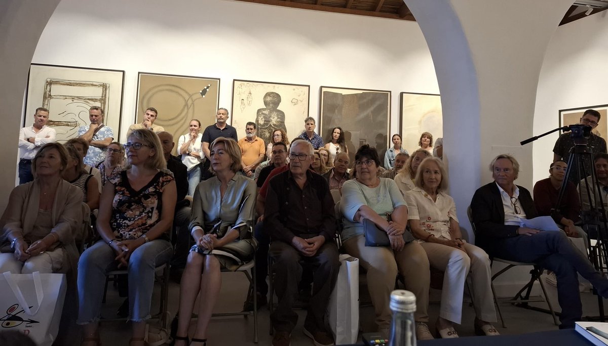 tias_foro's tweet image. #CICAR #AyuntamientodeTias 
Gracias 🙏🏻 a quienes hicieron posible en la sala-de arte, ermita de San Antonio en Tias, la Presentación del libro “North Americans With Roots in Lanzarote” de José Juan Romero, como homenaje a Larry Yazkiel, vecino de Tías.