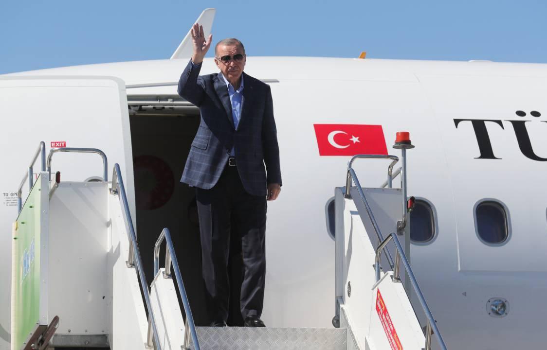 Muharrem İnce: (Erdoğan'a)

"Sokakta çocuğu koruyamıyorsun. Sınavda soruyu, sınırda vatanı tutamıyorsun.

Ormanlarımız cayır cayır yanıyor, yangınları söndüremiyorsun. Depremde insanımızı kurtaramıyorsun.

Lüks içinde yaşarken saraylarda, vatandaşa kader ve sabır düşüyor! Yeter."