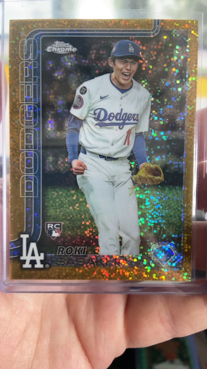 SenorFluffy33's tweet image. Hobby fam! Trying to help a friend out here!
Pulled this Roki Sasaki Gold Image Variation from a Jumbo! He is looking to move it. He has sent over videos and it does look really clean. I can DM videos if needed for verification
Asking $800 shipped. Please RT and tag!!!