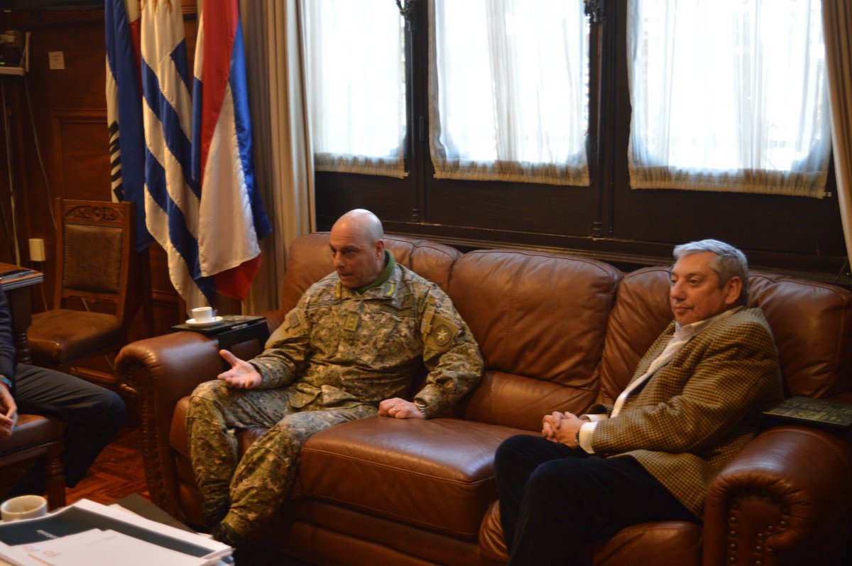 Intendencia de Florida (@floridaidf) on Twitter photo Int. <a href="/PajaroEnciso/">Carlos Enciso Christiansen</a> recibió al Comandante de la División de Ejército II, Gral. Pablo González y a los jefes de los Batallones 15 y 2, Tte.Cnel. Jorge Espinosa y Tte.Cnel. Carlos Cedrés
El encuentro reafirma el vínculo institucional entre el Gob. Departamental y las Fuerzas Armadas Int. <a href="/PajaroEnciso/">Carlos Enciso Christiansen</a> recibió al Comandante de la División de Ejército II, Gral. Pablo González y a los jefes de los Batallones 15 y 2, Tte.Cnel. Jorge Espinosa y Tte.Cnel. Carlos Cedrés
El encuentro reafirma el vínculo institucional entre el Gob. Departamental y las Fuerzas Armadas