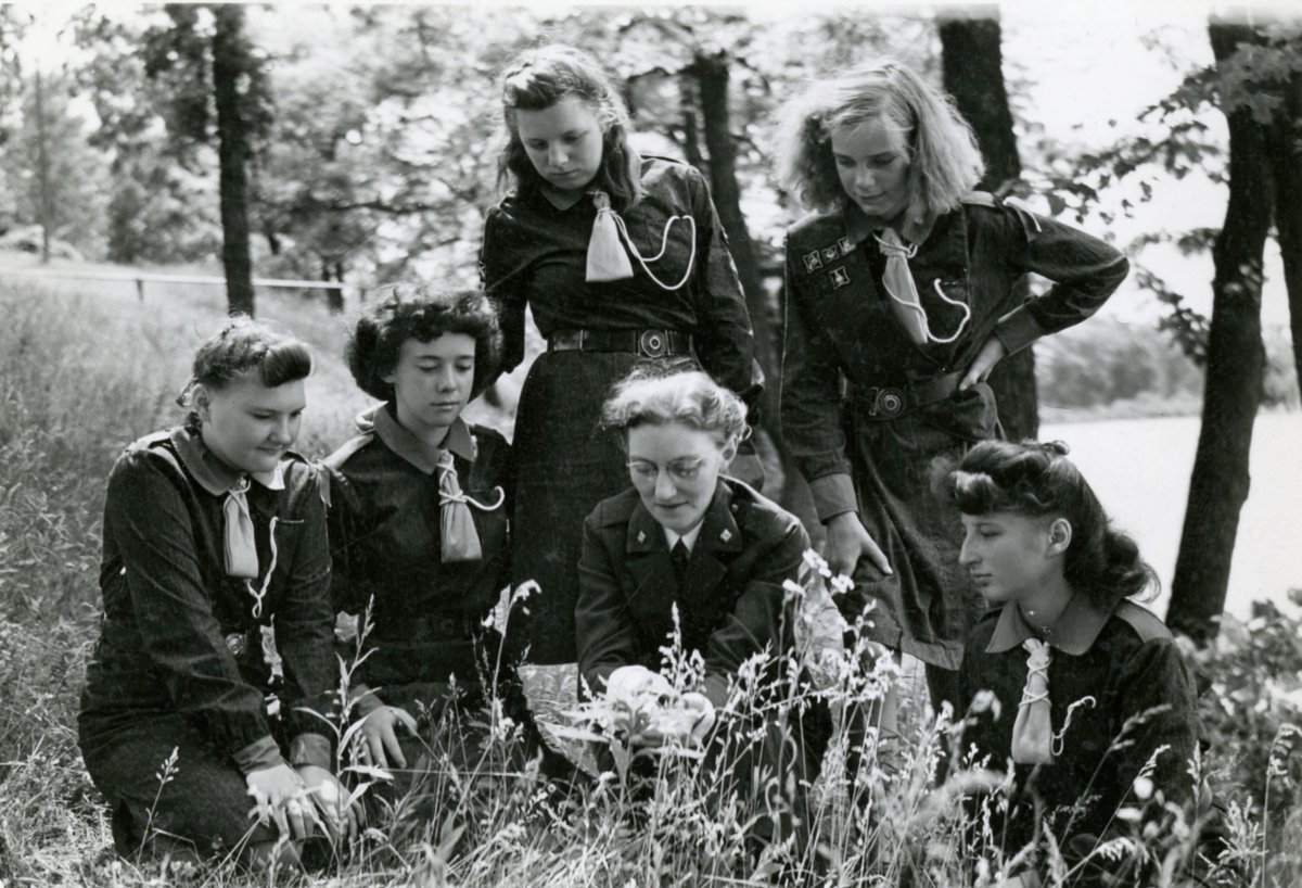 WarCryUSA's tweet image. A Girl Guard Leader teaches about flowers and trees during a nature study class at Army Lake Camp. 🌼 #ThrowbackThursday
📸 via The Salvation Army USA Central Territory Museum