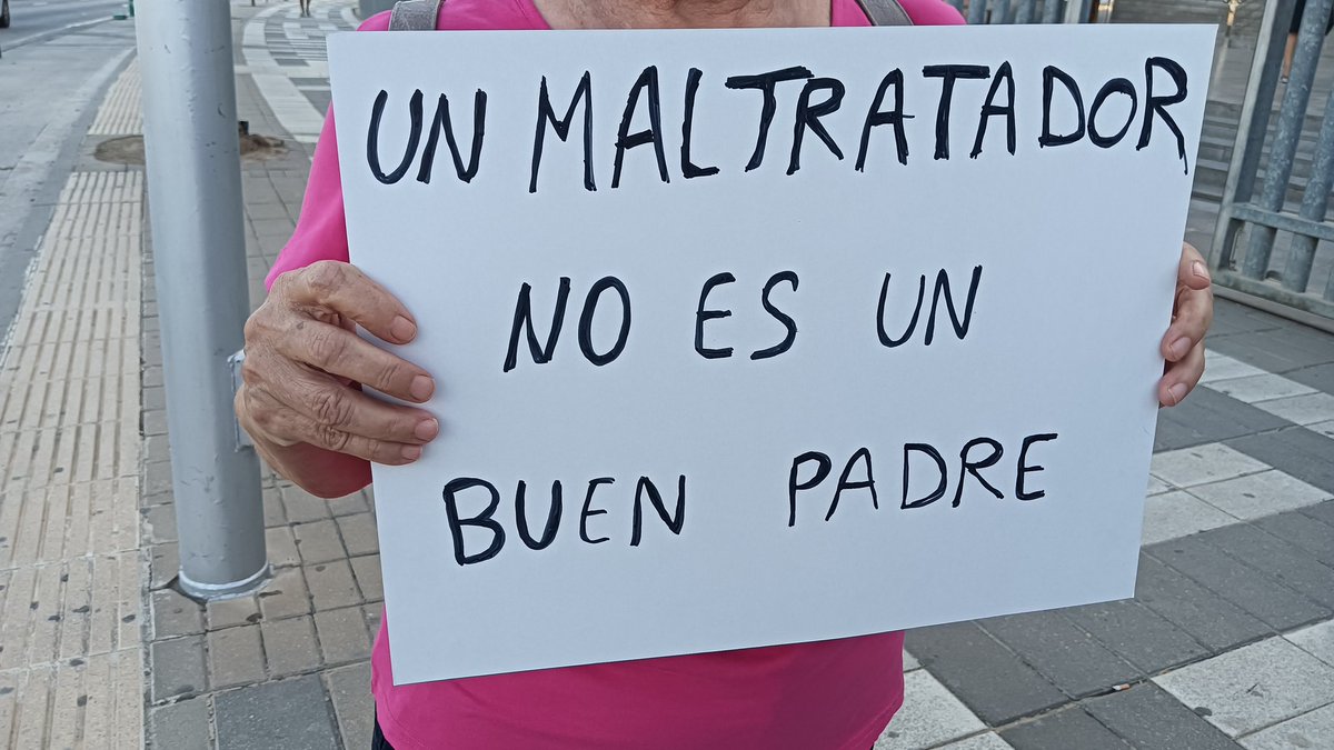 micaelajf4691's tweet photo. La Justicia española tiene mecanismos para impedir que #Daniel tenga que irse con un padre maltratador, y en contra de su voluntad 
!que se impida! #DanielSeQueda https://t.co/OduwjFB8LT