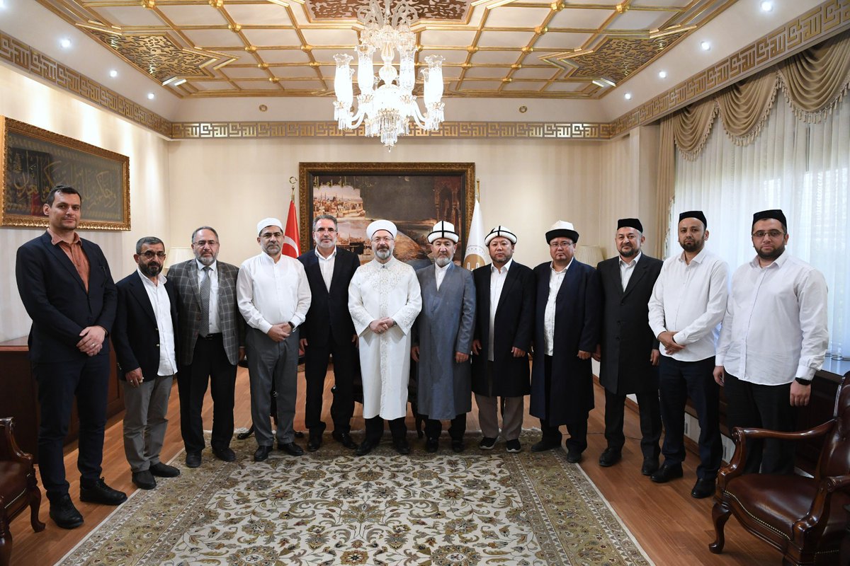 DIBAliErbas's tweet image. Türk Devletleri Teşkilatı Müslüman Dini İdareleri Fetva Heyetini Diyanet İşleri Başkanlığımızda kabul ettik.
Ziyaretlerinden dolayı kıymetli kardeşlerimize teşekkür ediyorum. Yüce Rabbimiz gönül coğrafyamızdaki kardeşlerimizle birlik beraberlik içerisinde nice güzel çalışmaları…