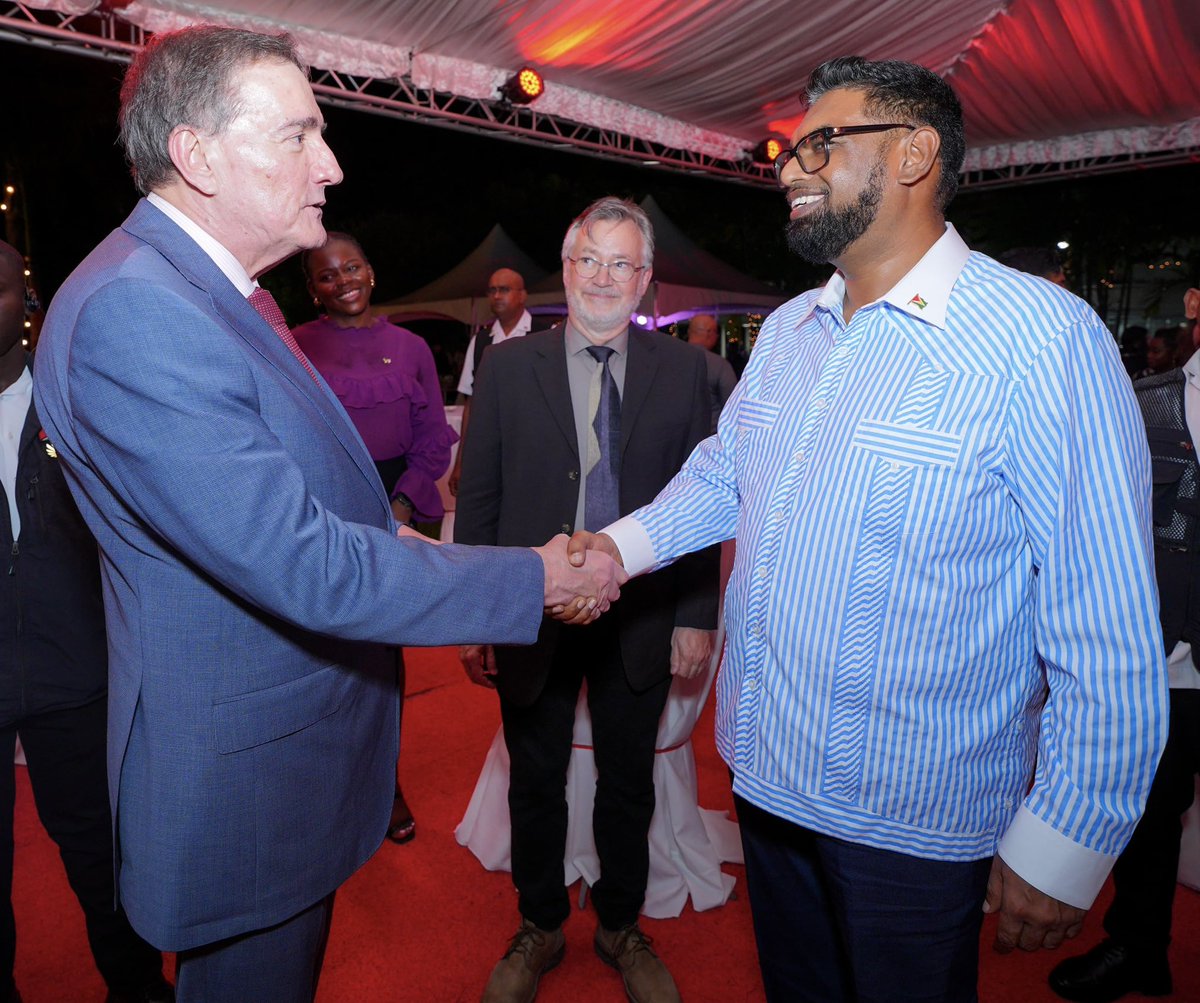 DirOPSPAHO's tweet image. Last night I had the pleasure of meeting H.E. President Irfaan Ali 🇬🇾.
Thank you for your steadfast support in making health a national priority for #Guyana.
#HealthForAll