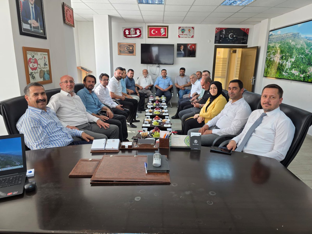 Karaman programımız kapsamında Başyayla Belediye Başkanlığımızı ziyaret ettik.
Belediye Başkanımız Sn. Abdülkadir Ateş Bey’e, ilçemize kazandırdığı hizmetler ve samimi ev sahipliği için teşekkür ediyor, çalışmalarında üstün başarılar diliyorum.
#AKParti #Karaman #Başyayla