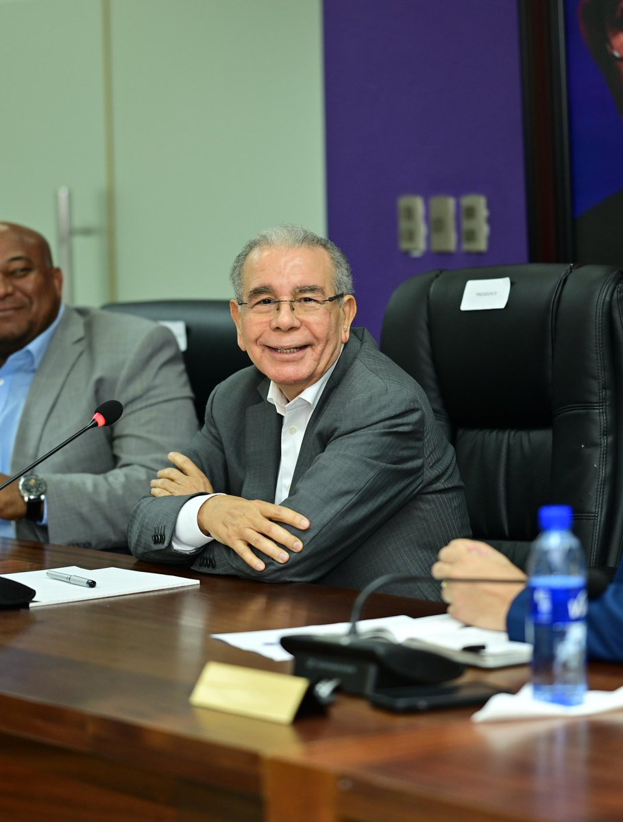DIGICOMPLD's tweet photo. 📸 Impresiones de la #PeñaPolítica llevada a cabo hoy en la 📍Casa Presidencial del PLD, organizada por el espacio Conciencia Peledeísta 💜. 

Con nuestro presidente @DaniloMedina como invitado especial, compartiendo ideas, reflexiones y compromiso peledeísta ✊

#DIGICOMPLD⭐️ https://t.co/VPLfZA4rSQ