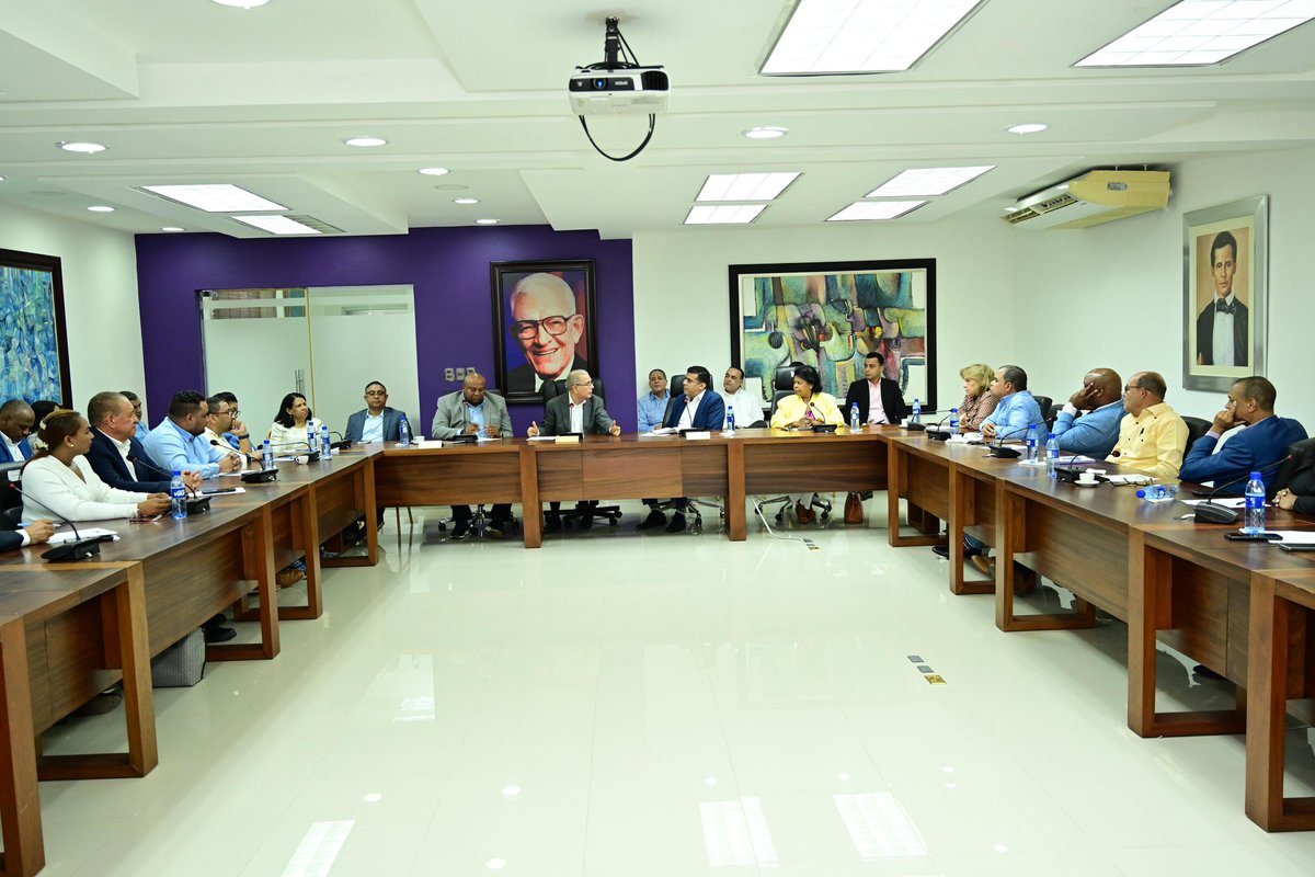 DIGICOMPLD's tweet photo. 📸 Impresiones de la #PeñaPolítica llevada a cabo hoy en la 📍Casa Presidencial del PLD, organizada por el espacio Conciencia Peledeísta 💜. 

Con nuestro presidente @DaniloMedina como invitado especial, compartiendo ideas, reflexiones y compromiso peledeísta ✊

#DIGICOMPLD⭐️ https://t.co/VPLfZA4rSQ