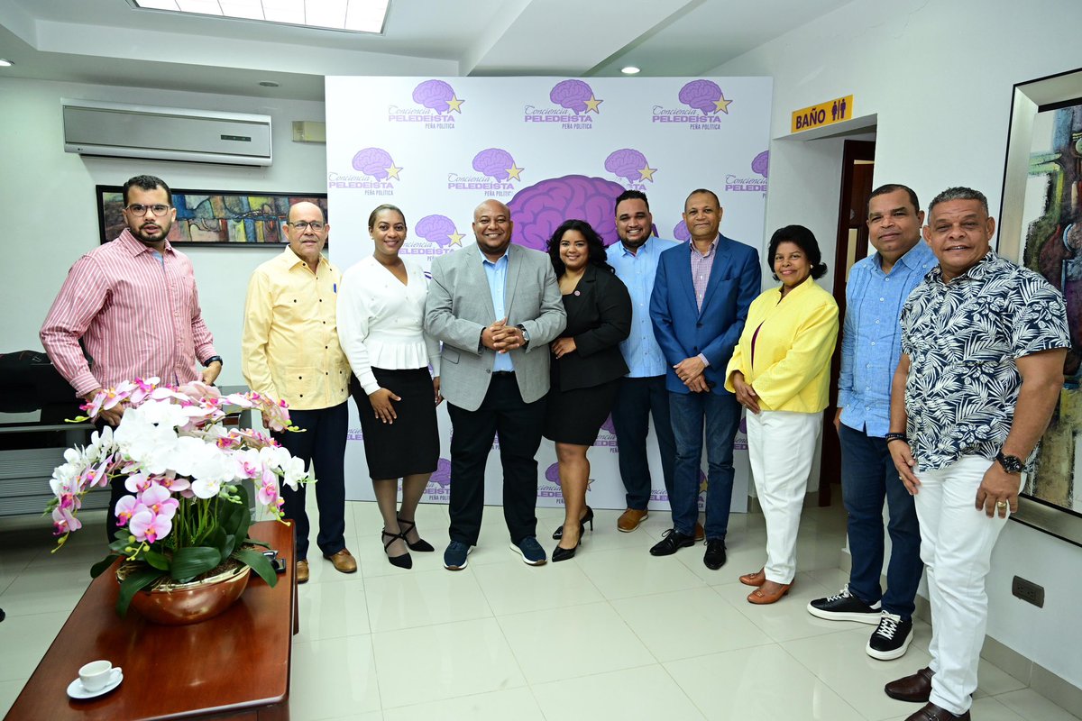DIGICOMPLD's tweet photo. 📸 Impresiones de la #PeñaPolítica llevada a cabo hoy en la 📍Casa Presidencial del PLD, organizada por el espacio Conciencia Peledeísta 💜. 

Con nuestro presidente @DaniloMedina como invitado especial, compartiendo ideas, reflexiones y compromiso peledeísta ✊

#DIGICOMPLD⭐️ https://t.co/VPLfZA4rSQ