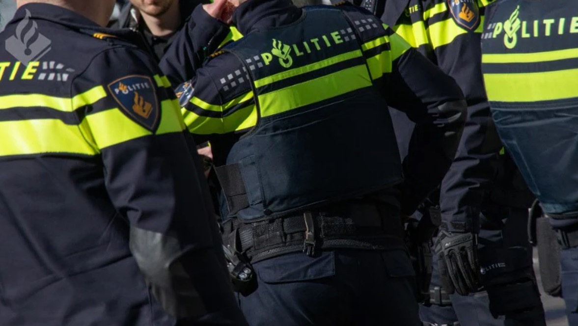 De politie is een onderzoek gestart na een gewapende overval op een friture aan de Ligusterstraat in #Echt. Heeft u iets gezien of gehoord, dan kunt u contact opnemen via 0900-8844 politie.nl/nieuws/2025/ju…