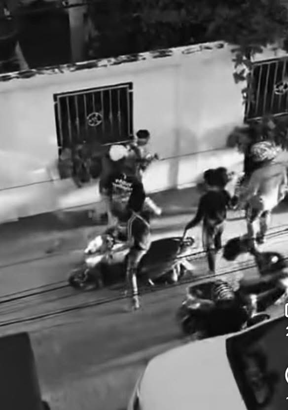 jesub_dolibop's tweet photo. @wiswingg One day, they assaulted so many Khmer! One guy is Thai actually, that they couldn’t differentiate, without even asking any further, they chose violence😤🤦🏻‍♂️ https://t.co/eZYVDouTBY
