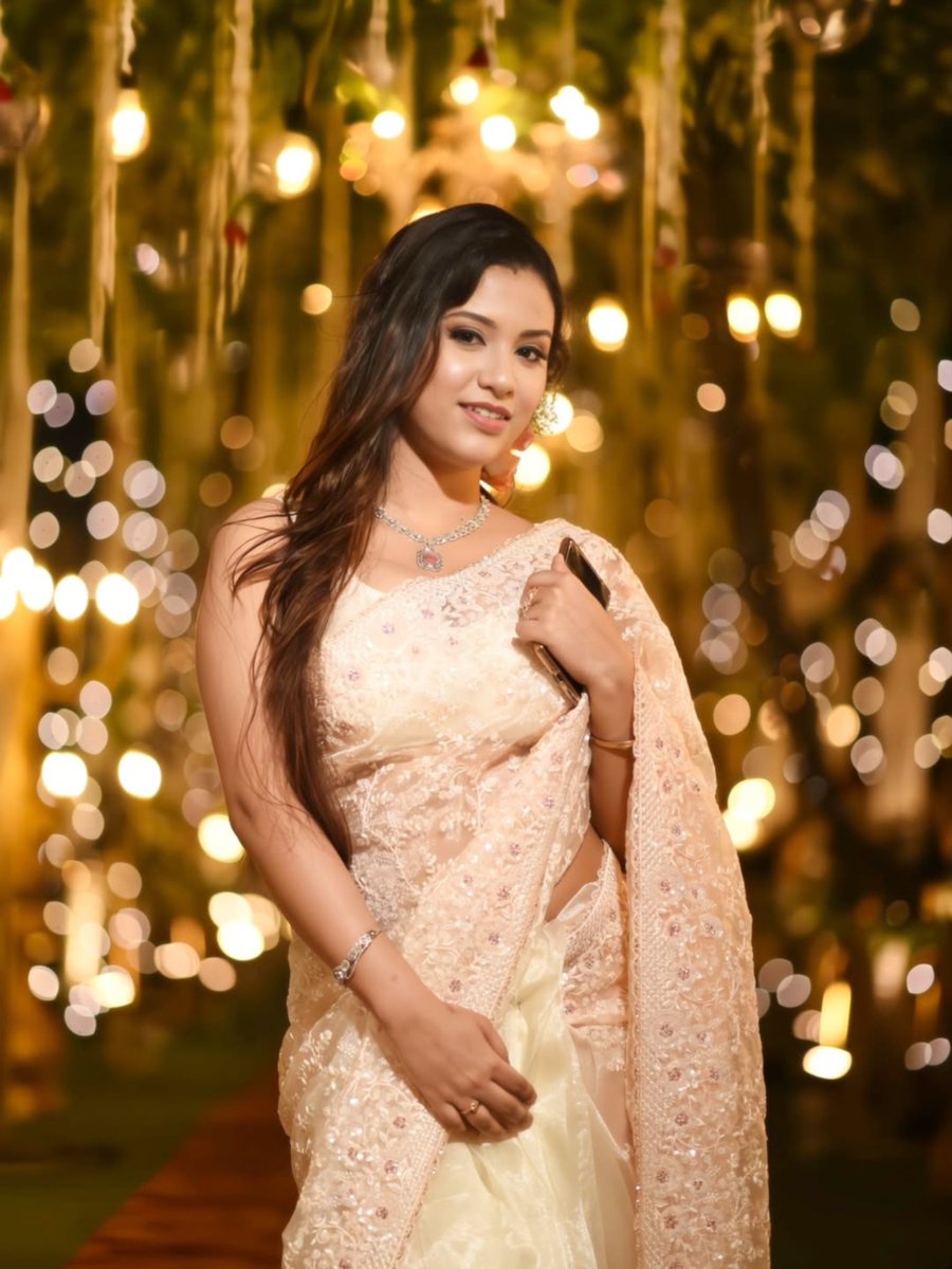 NainaMehta95's tweet image. 🩶🩶🩶🩶🩶🩶🩶🩶🩶🩶🩶🩶🩶🩶
भीड़ में खोने का डर तभी होता है जब तुम्हें अपनी पहचान नहीं पता।
जिसे खुद की पहचान का यक़ीन हो, वो अकेला भी पूरी दुनिया के बराबर होता है।
आत्मविश्वास वो चुप्पी है जो शोर मचाती है।
🩶🩶🩶🩶🩶🩶🩶🩶🩶🩶🩶🩶🩶🩶
शुभ प्रभात।☀️
शुभ शुक्रवार।❤️
जय माता…