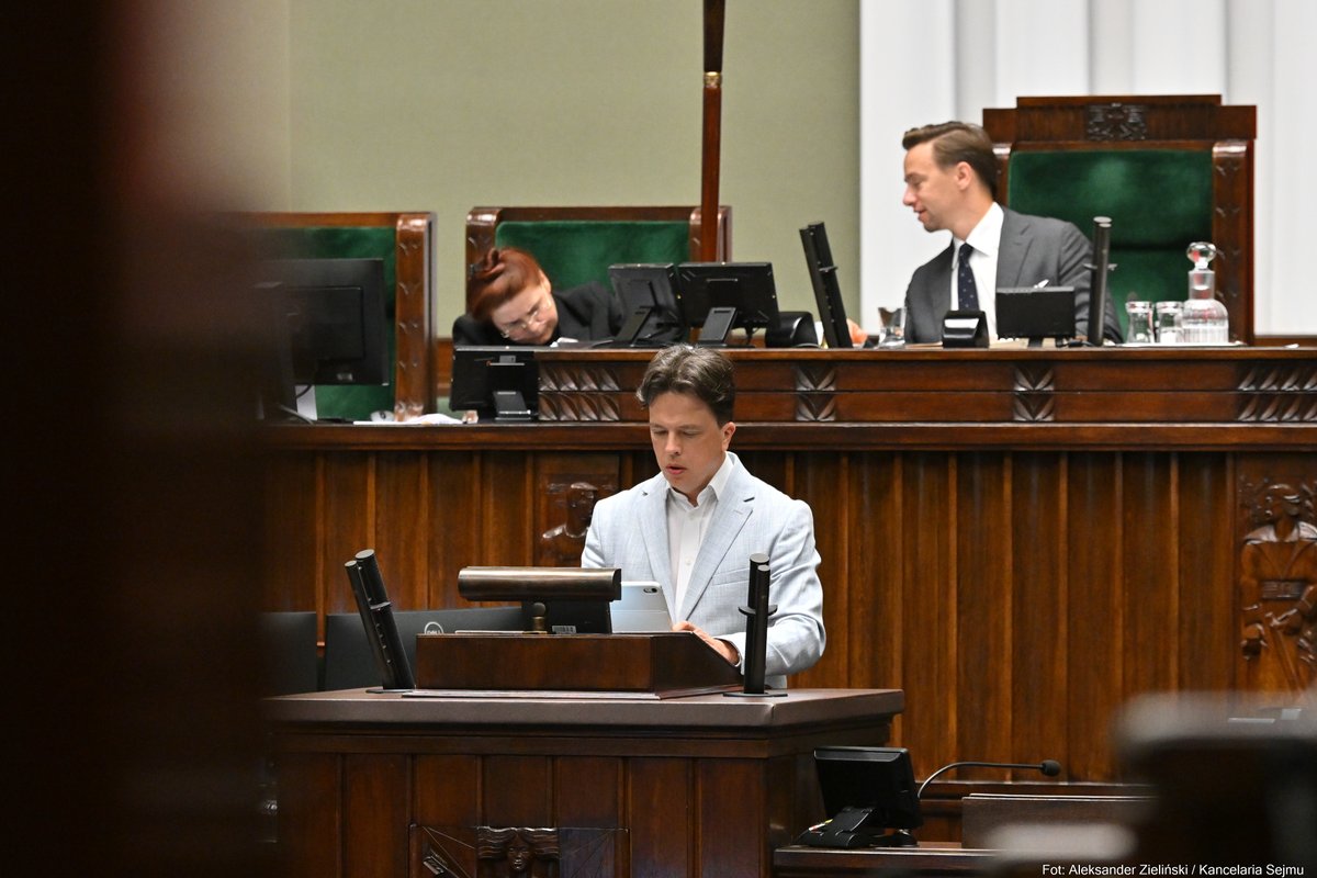 KancelariaSejmu's tweet image. 📌Poseł @Tomek_Glogowski przedstawił sprawozdanie Komisji Regulaminowej, Spraw Poselskich i Immunitetowych w sprawie wniosku z dnia 27 czerwca 2025 r. Komisji Śledczej do zbadania legalności, prawidłowości oraz celowości czynności operacyjno-rozpoznawczych podejmowanych m. in. z…