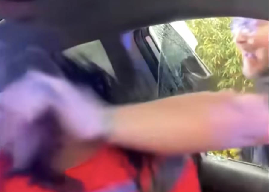 JoeSixPackShow's tweet image. Florida Cops Punch Black Man Sitting Still in His Car, Black Man Didn’t Have Headlights on During Day
newsvideoclip.com/florida-cops-p…
White Florida @GovRonDeSantis supports white police and Sheriff @JSOPIO even though he admits not watching video of the brutal assault of the Black man