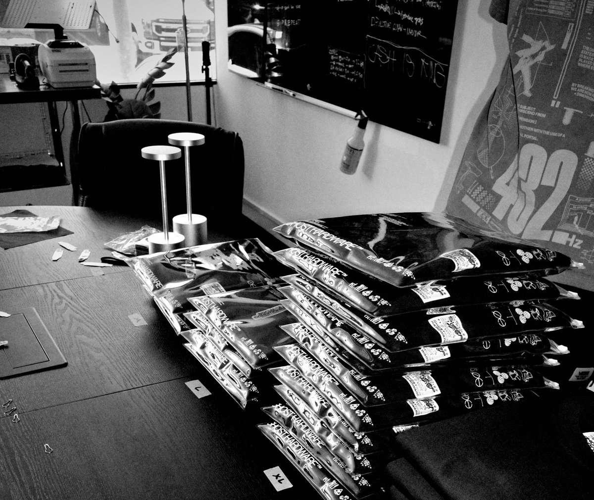 ghost__hardware's tweet image. 📦 → 
         🚚   ↓

     ↓                 

                              ↓