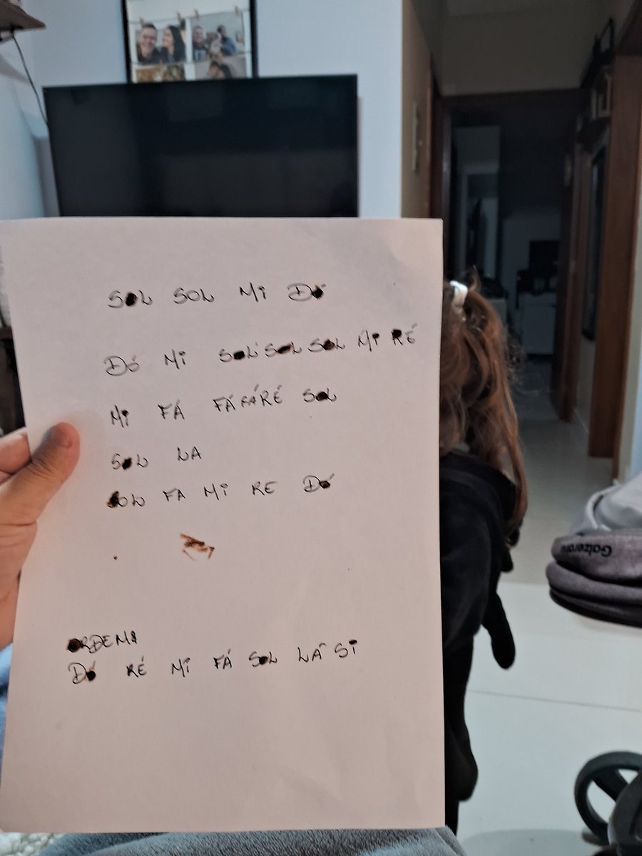 arianedocarmo's tweet image. Fiz marcha soldado com o nome das notas pro marcos, Aurora achou ele solto e saiu pintando as bolinhas de marrom, o que foi errado pq não era pra pintar nesse papel, mas estou particularmente orgulhosa pq ela pintou bem certinho dentro das bolinhas demonstrando coordenação motora