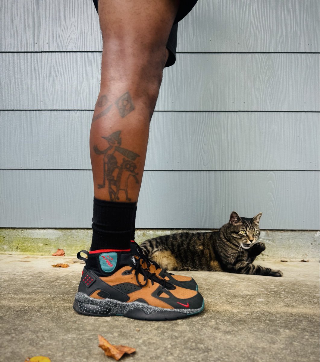jerktherobot's tweet image. Which of these is the truth?
Zippy…
A. is telling me a juicy secret.
B. is tryna sell me illegal goods.
#KOTD
Olivia Kim x Wmns Air Mowabb
‘No Cover’ (2019)
#wearyourkicks