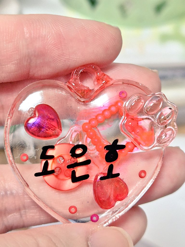 PLyeong's tweet image. 요번주 토욜에 플리분들과 물놀이 하러 갑니다. 그 분들께 드릴 나눔 키링 제작 완성 💙❤️🖤 키링이 반짝반짝 한데 제가 찍는 사진에는 항상 잘 담아지지 않아서 아쉬워요 😢 😢