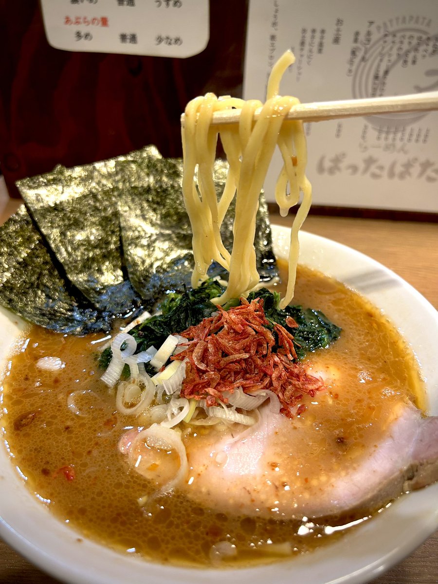 KOTAPAPA921's tweet image. 立川市羽衣町
『らーめん ぱったぱた』
海老と豚をケンカさせずに見事に調和した人気の限定麺⭐️
【エビとん】力強い豚骨ベースのスープに海老の旨味が加わるのだから そりゃ~もう大騒ぎ🎉🎶
麺も海苔もチャーシュー迄がこのスープを纏い最高級の美味しさを演じてくれてます🎬
超⤴︎お勧めの逸品です🍜