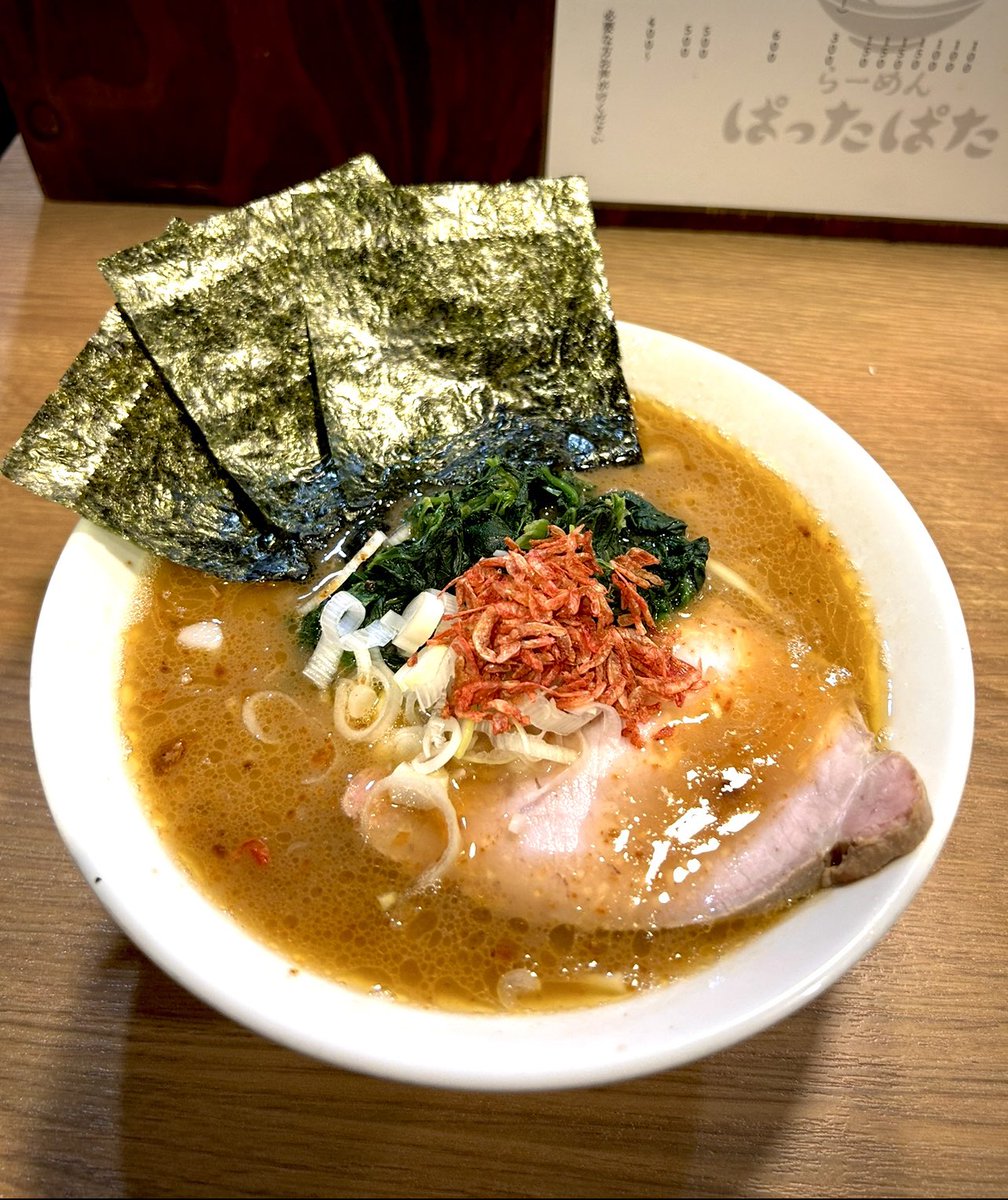 KOTAPAPA921's tweet image. 立川市羽衣町
『らーめん ぱったぱた』
海老と豚をケンカさせずに見事に調和した人気の限定麺⭐️
【エビとん】力強い豚骨ベースのスープに海老の旨味が加わるのだから そりゃ~もう大騒ぎ🎉🎶
麺も海苔もチャーシュー迄がこのスープを纏い最高級の美味しさを演じてくれてます🎬
超⤴︎お勧めの逸品です🍜