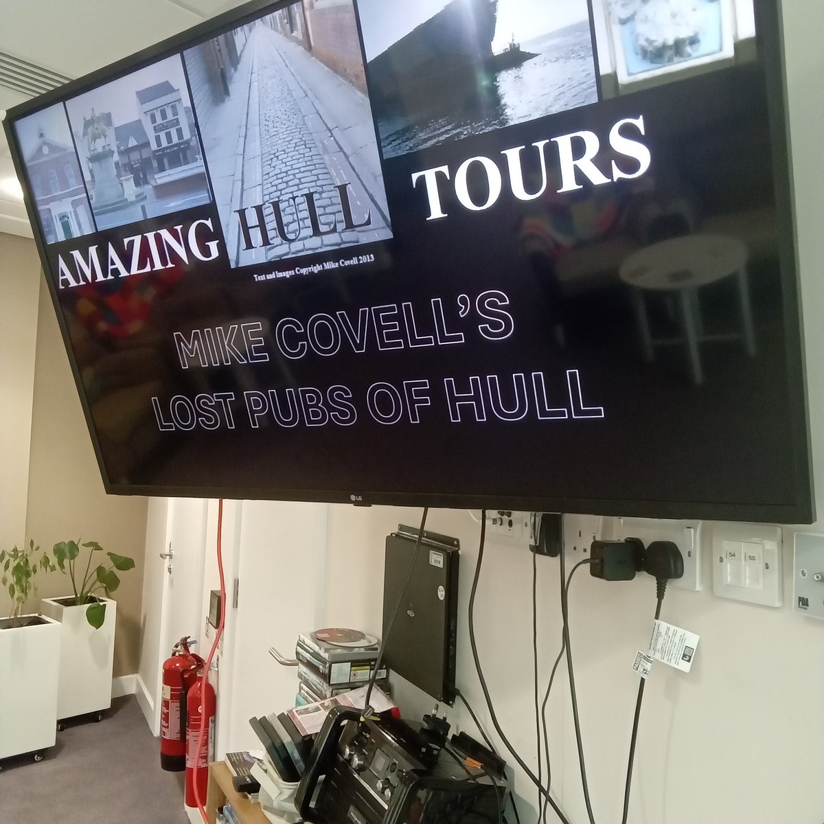 MikeCovell's tweet image. Lovely lecture this afternoon and a lovely tour tonight with @SilentBookHull .