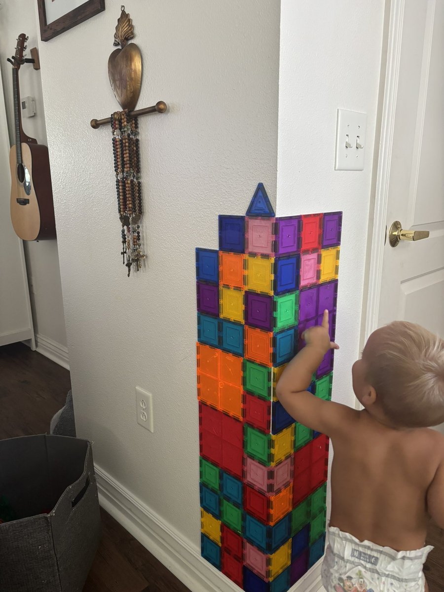 Breann_B_'s tweet image. Magnatiles stick to wall corners 🫡