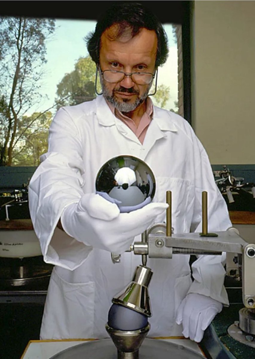 mindfulangel's tweet image. achim leistner and his perfect, silicon spheres created through the avogadro project during which he was pulled out of retirement to use his “atomic touch” to feel for irregularities
huge fan of orbs ⚪️